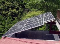 屋根に取り付けた太陽光発電パネル